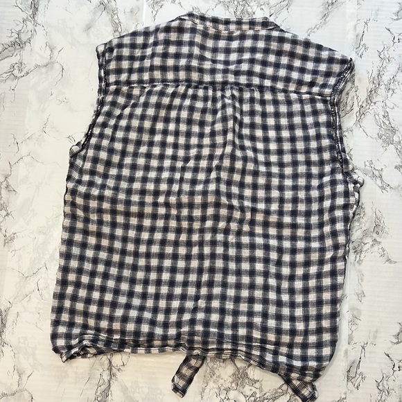 OLD NAVY blue gingham sleeveless button down tie bottom shirt. - Picture 4 of 5